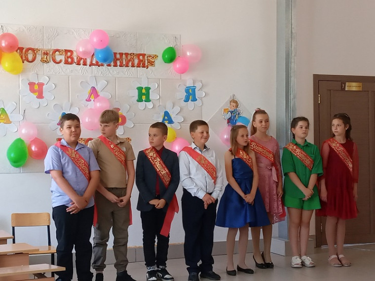 выпускники 4-го класса МБОУ "Устьянская СОШ".